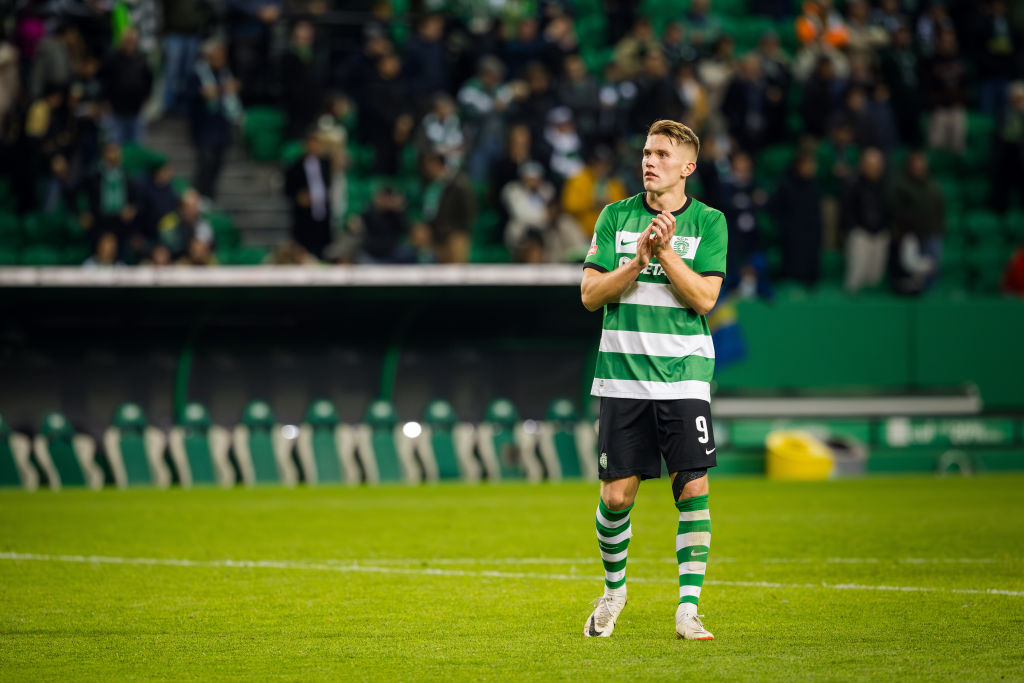 Viktor Gyokeres of Sporting CP thanks the fans at the end of