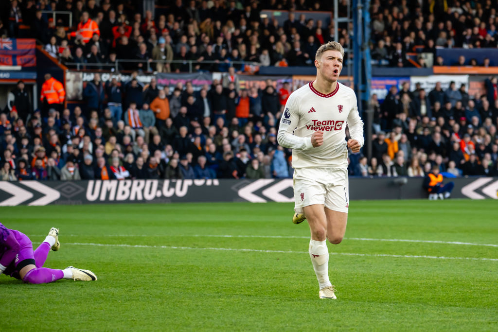 Luton Town v Manchester United - Premier League