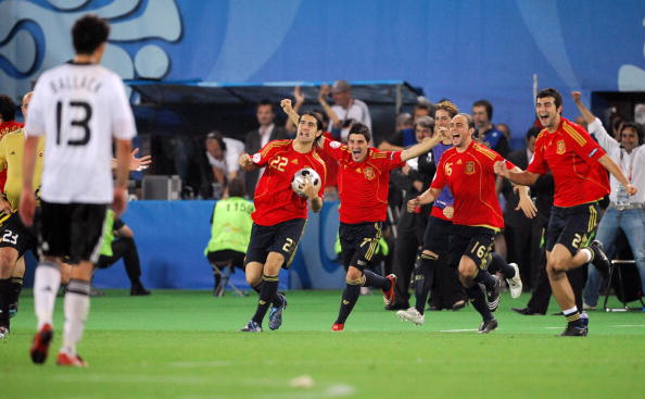 (From back L) Spanish midfielder Ruben d